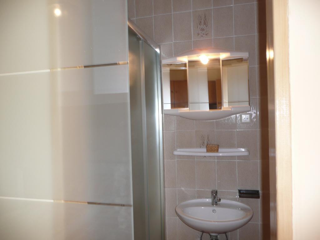 Guesthouse Mira Rab Town Zimmer foto