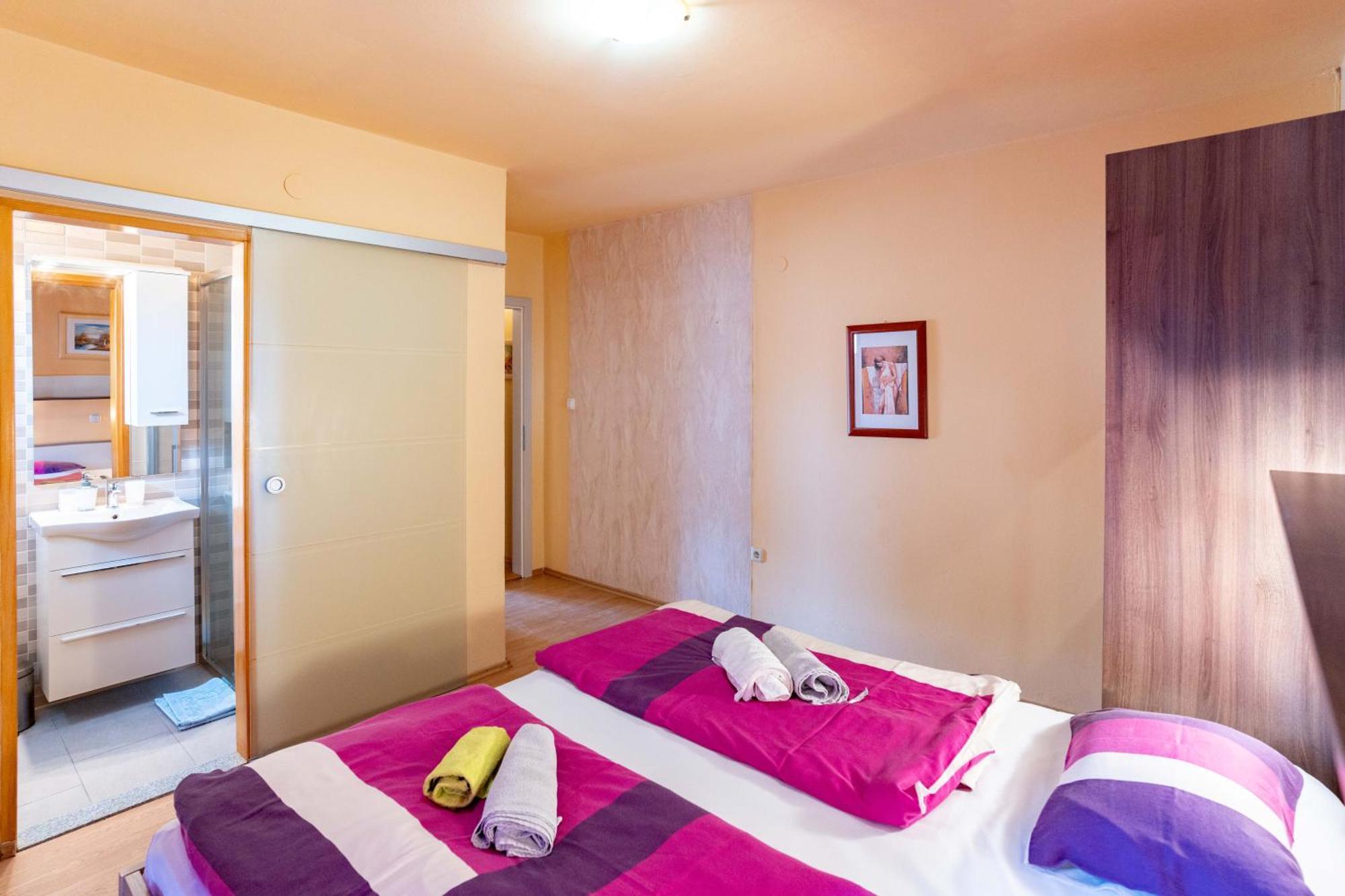 Guesthouse Mira Rab Town Zimmer foto