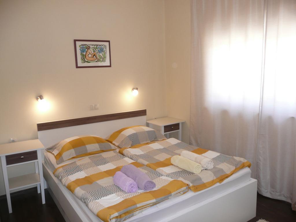 Guesthouse Mira Rab Town Exterior foto
