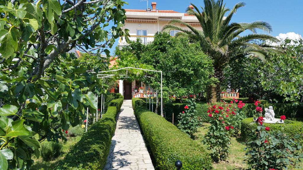 Guesthouse Mira Rab Town Exterior foto