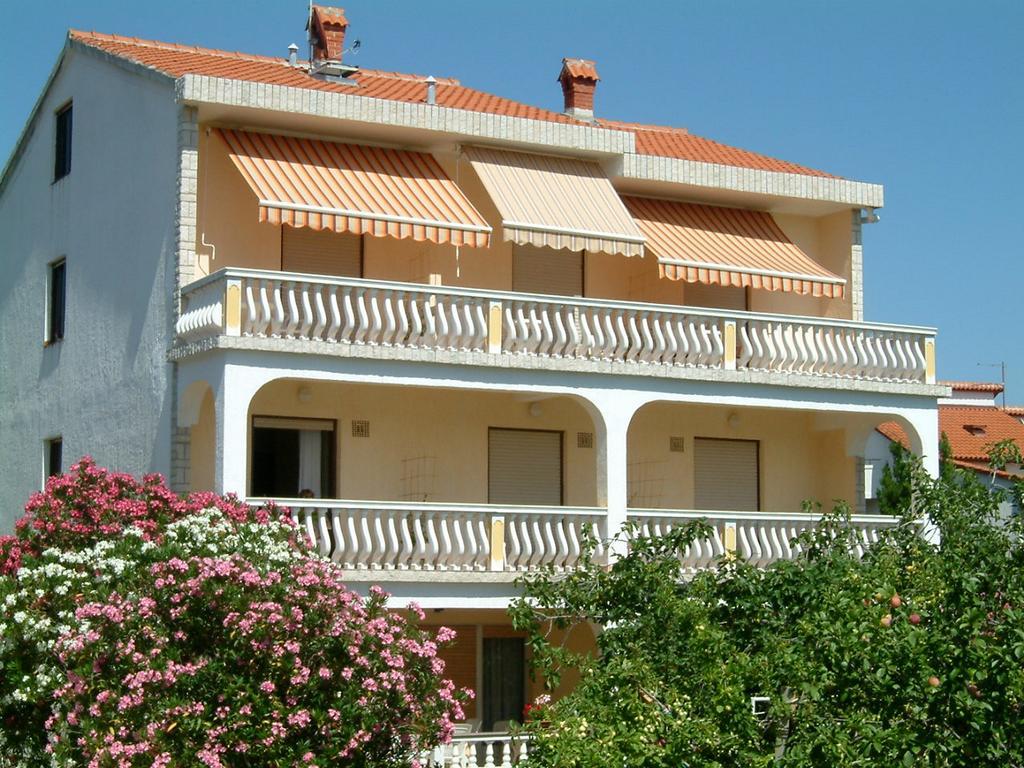 Guesthouse Mira Rab Town Exterior foto
